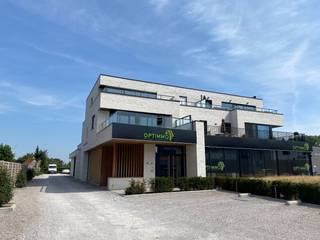 In dit ruim en lichtrijk appartement geniet u van alle hedendaags comfort. Deze residentie werd recent gebouwd, is energiezuinig en afgewerkt met kwaliteitsvolle materialen. Gelegen nabij het centrum van Sint-Eloois-Vijve met een goede bereikbaarheid naar invalswegen, autostrade, winkels en het station van Waregem. <br /><br />De indeling is als volgt:<br /><br />- Ruime inkomhal met ingemaakte maatkast die dient als schoenenkast, alsook voor wasmachine en droogkast. <br />- gastentoilet. <br />- lichtrijke leefruimte met volledig ingerichte open keuken. De keuken is voorzien van Siemens-toestellen, nl. een vaatwasser, grote koelkast, oven, microgolf, keramische kookplaat en dampkap. Aansluitend bij de keuken is er een ruime handige berging. <br /><br />Vanuit de leefruimte kan u naar het groot terras (ca. 35 m²).<br /><br />De badkamer heeft een zeer groot en handig lavabomeubel, ligbad en douche. Er zijn twee slaapkamers aan de achtergevel. Deze bieden ook toegang aan het tweede terras (ca. 35 m²) achteraan.<br /><br />De garage wordt mee verhuurd aan 70 € / maand.<br /><br />Voorzieningen:<br />- centrale verwarming op aardgas<br />- elektriciteit op dag- en nachttarief<br />- stadswater<br />- lift aanwezig.<br /><br />Syndic: € 60/maand.<br />Beschikbaar: 01/01/2027