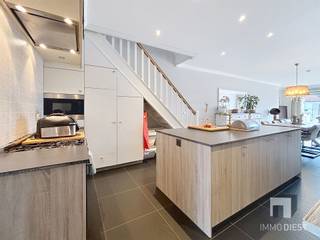 Op zoek naar een ruime gezinswoning waar je zo kan intrekken? Deze perfect instapklare woning werd in 2013 volledig gerenoveerd.Overal werd gekozen...