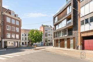 Kwalitatief recent appartementsgebouw met 5 vergunde appartementen – uitstekende investeringsopportuniteit!<br /><br />Dit appartementsgebouw is centraal gelegen in Kortrijk, op wandelafstand van de Grote Markt en vlak bij scholen, winkels en openbaar vervoer. Dankzij de gunstige ligging en de kwalitatieve afwerking vormt dit pand een ideale investering.<br /><br />Het gebouw omvat vijf instapklare en energiezuinige appartementen (EPC A), elk voorzien van een terras. Drie appartementen beschikken over twee slaapkamers, terwijl twee appartementen één slaapkamer tellen. Daarnaast is er een gemeenschappelijke fietsenberging aanwezig voor extra comfort.<br /><br />Alle appartementen zijn momenteel verhuurd, waardoor u onmiddellijk geniet van een stabiel rendement zonder bijkomende inspanningen.<br />Troeven: instapklaar, alles verhuurd, ideale investering, centrale ligging nabij alle voorzieningen, energiezuinig, zonnepanelen, centrale verwarming op gas, dubbele beglazing, conforme elektriciteit.<br /><br /><br />Een zorgeloze investering met onmiddellijk rendement op een toplocatie in Kortrijk.<br /><br />Bezoek na afspraak met Immo Beguin: tessa@immobeguin.be