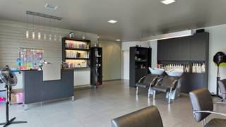 Dit recente en modern afgewerkte handelspand is gelegen in de Vlamingstraat, vlakbij het centrum van Sint-Laureins. Dankzij de praktische indeling...