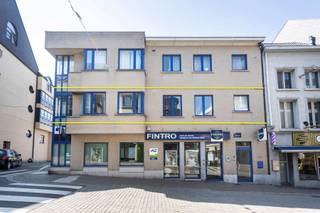 Cet appartement d'angle spacieux et lumineux situé au premier étage a une surface habitable de pas moins de 119 m2. <br />Le hall d'entrée (avec toilettes séparées) donne accès à un vaste espace de vie ouvert. Les nombreuses fenêtres et son emplacement à l'angle du bâtiment créent une sensation lumineuse et agréable. La cuisine est équipée de tout le confort moderne. A côté se trouve un débarras/buanderie avec les équipements nécessaires pour un lave-linge/sèche-linge. <br />Le hall d'entrée mène à la première chambre double spacieuse avec accès à une agréable et grande terrasse orientée au sud. Cette chambre peut également servir d'espace de travail ou de bureau. <br />Depuis l'espace de vie, vous avez accès à la salle de bains et à la deuxième chambre spacieuse via un hall de nuit. <br /><br />Atouts supplémentaires : <br />- parfaitement entretenu<br />- label B epc favorable <br />- appartement sans amiante<br />- chauffage central avec chaudière à gaz à condensation à haut rendement et vannes thermostatiques<br />- faibles charges générales (pas de frais d'entretien des ascenseurs) dans cette petite résidence de deux appartements seulement. <br />- mobiscore 8.9/10 : a.o. 5 écoles dans un rayon de 650m, arrêt de bus à 140m, entre centre commercial et Grand Place, ... <br />- possibilité de louer un parking couvert à 50m.<br />Vous souhaitez obtenir des informations complémentaires ou visiter l'immeuble ? Veuillez répondre via le clic « prendre rendez-vous » sur cette page. Je vous contacterai pour fixer un rendez-vous. Contact Pieter Cardoen, 0475 36 12 52, pieter@cornelis-partners.be