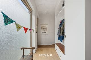 <p><strong>Modern en lichrijk wonen te Leuven - Gunstig EPC label B</strong></p><p>In de Wijnpersstraat te Leuven bieden wij een uiterst moderne en lichtrijke woning aan. Het betreft een bemeubelde stadswoning en dit met een beschikbaarheid van 1 oktober 2026 tot september 2027. De woning zelf omvat een ruime leefruimte met open keuken. Verder is er een wasruimte en zijn er 2 toiletten (verdieping 0 en 1). De badkamer is bestaande uit zowel een douche als bad wat zorgt voor het nodige comfort. Er zijn twee slaapkamers alsook een kelderverdieping met voldoende opbergruimte. Genieten van de tuin zal hier niet ontbreken en voor wie groene vingers heeft zal zich zeker weten te amuseren in de serre. Parkeren kan gewoonweg voor de deur op straat en fietsen plaatsen doe je in de inpandige fietsenberging! Als dat niet geweldig is !! </p><p><span><strong>Meer informatie of een bezoekje ter plaatse? Met plezier! Contacteer onze Collega Robin: robin@connect-immo.be of verhuur@connect-immo.be </strong></span></p>