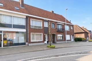 <strong>Charmante gerenoveerde woning met 4 slaapkamers en garage.<br /></strong><br />Deze gesloten woning in het dorp Oosthoven, Oud-Turnhout, biedt comfort na een volledige renovatie. Bij binnenkomst via de hal komt u meteen in de ruime woonkamer terecht.<br /><br />De keuken is voorzien van alle toestellen (oven, microgolf, kookplaat en koelkast). Beneden is de badkamer voorzien, deze beschikt over een inloopdouche en dubbele lavabo. Hiernaast is er een ruimte aanwezig die gebruikt kan worden als berging en voor het plaatsen van de wasmachine en droogkast. <br /><br />Op de bovenverdieping bevinden zich drie slaapkamers, die elk voldoende ruimte en lichtinval bieden. De tweede verdieping biedt nog een extra ruimte die kan dienen als vierde slaapkamer of voor andere doeleinden, zoals een kantoor of hobbyruimte. Verder is er een apart toilet voorzien op het gelijkvloers en op de eerste verdieping.<br /><br />Achteraan het gebouw is er een afgesloten garage. Via de achterkant kan u de woning ook betreden. <br /><br />Bijzonderheden:<br />- EPC: 173 kWh/m²<br />- Afgesloten garage<br />- Beschikbaarheid: 1/05/2026