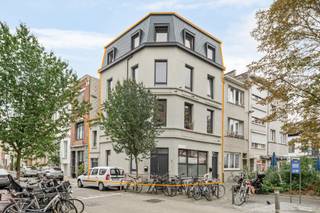 <p>Sommige panden hebben gewoon <em>alles mee</em>. Een topligging, karakter en een rendement (potentieel 5% bruto) dat doet glimlachen.<br />Welkom op de <strong>Fransenplaats</strong>, een bruisend plekje in hartje Antwerpen letterlijk om de hoek van het geliefde <strong>Hof van Leysen</strong>.</p>
<p><strong>Hoekpand met pit</strong><br />Dit knappe opbrengsteigendom bestaat uit een <strong>commerciële gelijkvloers</strong> en <strong>7 verhuurde studentenkamers</strong> daarboven.<br />Dat betekent meteen een <strong>stabiele huuropbrengst</strong>. <br /><br /><strong>Studentenproof charme</strong><br />De bovenverdiepingen ademen authenticiteit. Denk aan hoge plafonds, houten vloeren en ruwe bakstenen muren die zorgen voor die typische urban sfeer.<br />Elke kamer heeft z’n eigen karakter, maar allemaal delen ze één ding: ze zijn <strong>verhuurd</strong> aan studenten die hier duidelijk graag wonen.</p>
<p><strong>De buurt? Een voltreffer.</strong><br />De Fransenplaats is één van die Antwerpse hoekjes die alles combineert: gezellig, groen en levendig.<br />Van koffiebars tot parkjes, van fietsen naar school tot een avondje pizza om de hoek, hier leeft het echt.<br />Het <strong>Hof van Leysen</strong> ligt praktisch aan je voordeur, de <strong>Harmonie</strong> en <strong>Markgravewijk</strong> op wandelafstand.</p>
<p><strong>Waarom deze investering klopt:<br /></strong>- Handelsgelijkvloers (horeca toegelaten)<br />- 7 volledig verhuurde studentenkamers<br />- Authentiek hoekpand met karakter en uitstraling<br />- Populaire, gegeerde locatie nabij Hof van Leysen<br />- Potentieel rendement van 5%<br />- EPC studentenkamers: B / Handelsgelijkvloers: C (casco toestand)</p>