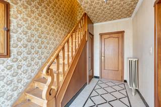 Ruimte en rust – welkom op de Stap 76 in Herselt!<br />Deze traditionele woning uit 1964 is gelegen op een ruim perceel met een uitzonderlijk diepe tuin (+/- 220m) en biedt tal van mogelijkheden voor wie op zoek is naar ruimte en rust.<br />Bij het betreden van de woning komt u binnen in de inkomhal die toegang geeft tot de lichtrijke woonkamer. Aansluitend bevindt zich de keuken, met daarnaast een praktische bijkeuken die extra bergruimte en functionaliteit biedt. Verder beschikt de woning over een veranda waar u het hele jaar door kan genieten van het zicht op de tuin.<br />Op het gelijkvloers vindt u tevens een badkamer met ligbad en enkelvoudige wastafel en een apart gastentoilet.<br />De eerste verdieping omvat drie volwaardige slaapkamers en een extra kamer die perfect kan dienen als bureau, dressing of hobbyruimte.<br />Daarnaast beschikt de woning over een kruipkelder (en ongeveer 10m² volwaardige kelder) en een zolderverdieping die mogelijkheden biedt voor verdere invulling naar eigen wens.<br />Buiten geniet u van een bijzonder diepe tuin waar rust, groen en privacy centraal staan. Bovendien is er een aparte garage aanwezig op het perceel.<br />Kortom: een woning met karakter, ruimte en tal van mogelijkheden, gelegen op een prachtig perceel met een uitzonderlijk diepe tuin.