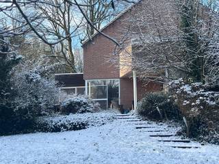 <p>HERENTALS - Zeer goed gelegen ruime woning op een perceel van 1206 m² met 4 slpk en 2 badk, bureau aan de straatkant, en volledig onderkelderd binnen de ring van Herentals en op wandelafstand van het centrum en scholen.<br /><br />De woning is gelegen op een volledig omheind perceel en combineert ruimte en comfort met een rustige ligging en mooi uitzicht op de tuin. De woning is ideaal voor grotere gezinnen of wie wonen en werken wil combineren.<br /><br />Via de oprit met aparte parkeergelegenheid bereikt u de inpandige garage met plaats voor wagen en fietsen en uitgerust met een elektrische sectionaalpoort .<br /><br />Achter de garageruimte bevinden zich nog extra multifunctionele ruimtes (ideaal als mancave, hobby- opslagruimte of fitnessruimte) een praktische, verlichte zone met natuurlijke lichtinval met toegang via inpandige trap naar het woongedeelte en een achterliggende bergplaats met toegang tot de tuin.</p>
<p>Binnen verwelkomt de woning u met een ruime inkomhal met vele ingemaakte kasten. <br />Vooraan de straatkant vindt men een ruim bureau van 20.2 m², met ingemaakte kasten en een aparte inkomdeur met direct bijgelegen gastentoilet.<br /><br />Via de inkomhal gaat men verder naar zowel toegang tot de leefruimte, de keuken als naar de verdieping.</p>
<p>De leefruimte bestaat uit een open en lichtrijke living met doorkijkhaard naar de zithoek, eetkamer en de keuken met eiland en zitgedeelte voor vier personen.</p>
<p>De keuken is uitgerust met toestellen zoals micro-combioven, koffiemachine, 6 bekken semi-proffesioneel gasvuur met warmhoudplaat of teppanyaki plaat, kleine en grote oven, vaatwasser, dubbele spoelbak en dubbele grote koelkast. Aansluitend aan de keuken is er een praktische berging en wasplaats met spoelbak.<br /><br />Via de keuken, de leefruimte en de zithoek is er toegang tot het doorlopend terras dat zowel oost al zuid gericht is met zicht op de mooie tuin met tal van aangeplante bomen en struiken.<br /><br />Op de verdieping bevinden er zich 4 slaapkamers met oppervlaktes van 27,24 m²,15,59 m², 14,25 m² en 10,22 m², 2 badkamers en nog een aparte WC tussen de 2 badkamers in.</p>
<p>Verder vindt men hier nog 2 bergruimtes en toegang tot de ruime zolder via Vlizotrap. Deze zolder kan ook nog uitgebreid worden tot woon – slaapgedeelte na verbouwing. (Plannen beschikbaar)</p>
<p>Gelegen in een vrij rustige straat, vlakbij scholen, jeugdbeweging en sport en op wandel-fietsafstand van het centrum, het station en met vlotte verbinding richting autosnelweg E313.</p>
<p>Een unieke eigendom waar comfort, ruimte en kwaliteit samenkomen.</p>