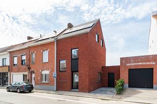 Hectaar bouwt drie nieuwbouwwoningen in Wervik, centraal gelegen nabij verschillende voorzieningen. Scholen, winkels, sportfaciliteiten en het stadscentrum zijn vlot bereikbaar. Dankzij de nabijheid van openbaar vervoer en belangrijke invalswegen ben je bovendien snel onderweg richting Ieper of Kortrijk - ideaal voor wie op zoek is naar een centraal gelegen en energiezuinige woning.<br /><br /><strong>Indeling van lot 03:</strong><br />Gelijkvloers: Inkomhal met gastentoilet en vestiaire ruimte, lichtrijke leefruimte met open keuken en een ruime berging.<br />Verdieping 1: Nachthal met apart toilet, ruime slaapkamer en een badkamer met ligbad, inloopdouche en dubbele lavabo<br />Verdieping 2: twee ruime slaapkamers <br />Zolderverdiep: zolder bereikbaar via zolderluik – ideaal als extra berging<br /><br /><strong>Troeven van deze woningen:</strong>
<ul>
<li>Energiezuinig wonen</li>
<li>Zonnepanelen (E20)</li>
<li>Regenwaterput van 7.500L aangesloten op toiletten, wasmachine en buitenkraan </li>
<li>Oprit met rechtstreekse toegang tot de bergruimte</li>
<li>Inclusief aanleg oprit en terras </li>
<li>Laminaat in de nachthal en slaapkamers</li>
</ul>
Contacteer ons vandaag nog voor meer informatie of een afspraak op ons kantoor te Roeselare.