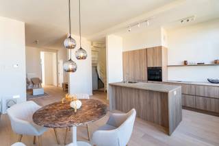Luxe penthouse op ’t Zuid in Antwerpen: Uw droomhuis wacht op uBent u op zoek naar een exclusieve woonplek in het hart van Antwerpen? Dit prachtige...