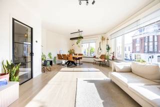 Bent u op zoek naar een mooi, lichtrijk en gerenoveerd appartement (87m²) met 2 slaapkamers? En dit met een garagebox met een grote oprit? Dan stellen wij graag dit appartement op de eerste verdieping (zonder lift) in een klein gebouw aan u voor!<br /><br />Indeling<br />U komt binnen in de inkomhal met vestiairehoek en die samenvloeit met de gerenoveerde keuken. De recent compleet gerenoveerde keuken is voorzien van alle toestellen voor het alledaagse en hedendaagse comfort. Vooraan is er de woonkamer van 31m² die dankzij de hoekligging een overvloed heeft aan licht. Verder zijn er twee slaapkamers van 12,5m² en 15m². De badkamer met inloopdouche, enkele spoelbak, handdoekradiator en toilet werd eveneens compleet gerenoveerd. <br /><br />Ruime garagebox met oprit voor 2 wagens mee aan te kopen aan €37.500 (exclusief van de vraagprijs).<br /><br />Algemene lasten: €220/maand voor minuterie, algemeen onderhoud (poetsen), blokpolis en grotendeels reservefonds.<br /><br />Ligging<br />Het appartement is gelegen in de zeer gegeerde Groenenhoek in Berchem. Kortom gelegen in een gekende bruisende buurt, op wandelafstand van winkels en omringd door gezellige restaurants en terrasjes. Hier geniet u van het beste van het stadsleven, gecombineerd met het comfort van een volledig gerenoveerd appartement. Openbaar vervoer en verbindingswegen bevinden zich op een boogscheut van het appartement. Kortom alles binnen handbereik! <br /><br />Pluspunten<br />- Aantrekkelijke EPC (energielabel B) dankzij dakisolatie, gevelisolatie (voor en achter) en overal dubbele beglazing.<br />- Unieke indeling met veel lichtinval<br />- Privatieve kelderbergingen aanwezig <br />- Gerenoveerd<br />- Top locatie in Berchem<br />- Elektrische keuring is conform<br />- Garage en oprit voor meerdere wagens<br /><br />Voor meer informatie of een bezichtiging kan u One vastgoed steeds bereiken op volgend nummer 03 360 85 30.