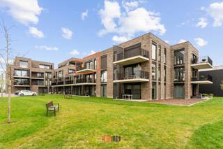 Allerlaatste 2-slpk appartement (88m²) op de bovenste verdieping (+2) met 2 zongerichte terrassen in Residentie Sterrum. Vermelde prijs excl. kosten.<br />Zéér interessante aankoopprijs bovendien mét mooie voorwaarde = tweede ondergrondse parkeerplaats GRATIS.<br /><br />Residentie Sterrum, is een modern woonproject omgeven door een grote gemeenschappelijke tuin, gelegen op een boogscheut van centrum Rumbeke, 2km van Roeselare en vlakbij het Sterrebos en AZ Delta. <br /><br />Comfort, licht, gezelligheid en duurzaamheid (oa. zonnepanelen, ventilatiesysteem D en alu ramen) staan voorop in dit project. <br />Dit ruim 2-slpk appartement is gelegen aan de zijkant van het gebouw mét mooi zicht op de binnentuin. De keuken (inbegrepen in de prijs) kan je nog zelf kiezen!<br />Indeling: inkomhal - toilet - slaapkamer 1 - slaapkamer 2 - badkamer (douche) - woonkamer met open ingerichte keuken (nog te plaatsen) - berging/wasplaats - terras 1 (oost) - terras 2 (zuid-west).<br />Aanvullend zijn er TWEE ondergrondse (1 + 1 gratis) parkeerplaatsen (niet inbegrepen in vermelde prijs) en is er een gemeenschappelijke gelijkvloerse fietsenberging.<br /><br />Naast de mogelijkheid om het gunstig BTW tarief (6% BTW i.p.v. 21% BTW onder voorwaarden) toe te passen, geniet je ook van een laag energieverbruik (o.a. zonnepanelen).<br />Vermelde prijzen excl. BTW en registratierechten.<br />Benieuwd naar meer? Contacteer Sarah (sarah@futurimmo.be)