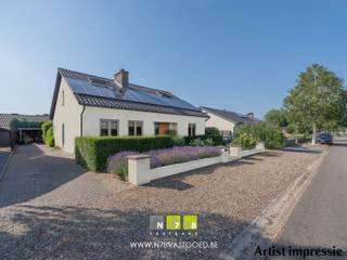 <span><strong>VRIJSTAANDE WONING MET 4 SLAAPKAMERS OP EEN PERCEEL VAN 5A 26CA NABIJ CENTRUM MAASEIK<br /><br />TROEVEN<br /></strong>- <span>Gelegen in een rustige en kindvriendelijke woonwijk nabij het centrum van Maaseik.<br />- Gemoderniseerde instapklare woning afgewerkt met hoogwaardige en kwalitatieve materialen (moderne keuken met eiland en apparatuur, moderne badkamer, inbouwkasten), recent geverfd.<br />- Badkamer & 2 slaapkamers op het <strong>gelijkvloers</strong>: ideale levensloopwoning! </span><br /><span>- EPC-label C: energiezuinige woning!</span><strong><br /><br />KELDERVERDIEPING -01 (97,51 m²)<br /></strong>- Garage (3,70 m x 8,90 m = 32,93 m²): betonvloer<br />- Kelderruimte (64,58 m²): betonvloer <strong><br /><br />GELIJKVLOERS 00 (113,36 m²)<br /></strong>- Inkomhal (2,89 m x 2,70 m = 7,80 m²): inbouwkast (vestiaire), tegelvloer.<br />- Woonkamer (3,90 m x 3,70 m + 5,10 m x 4,30 m = 36,36 m²): houtkachel, glazen binnendeur met houtwerk, verbinding met keuken, parketvloer. </span><br /><span>- Keuken (3,90 m x 3,00 m = 11,70 m²): keukenwand (onder- en bovenkasten, lades, spoelbak, inductiekookplaat, dampkap, koelkast en vaatvasser), keukeneiland (onder- en bovenkasten, oven en microgolfoven), tegelvloer.</span><br /><span>- Toilet (0,90 m x 1,40 m = 1,26 m²): hangtoilet, wasbakje, tegelvloer.</span><br /><span>- Berging (2,00 m x 3,00 m = 6,00 m²): tegelvloer.</span><br /><span>- Wasplaats (2,80 m x 1,75 m = 4,90 m²): inbouwkasten voor aansluiting wasmachine en droogkast, tegelvloer. </span><br /><span>- Sas (1,25 m x 3,00 m = 3,75 m²): tegelvloer. <br /></span><span>- Overloop (0,93 m x 7,15 m = 6,64 m²): tegelvloer.<br />- Badkamer (3,50 m x 3,00 m = 10,50 m²): badkamermeubel (dubbele lavabo en onderkasten), ligbad, inloopdouche, tegelvloer.<br />- Slaapkamer 1 (3,50 m x 3,54 m = 12,39 m²): laminaatvloer.<br />- Slaapkamer 2 (4,02 m x 3,00 m = 12,06 m²): tegelvloer.</span><br /><br /><span><strong>VERDIEPING</strong> <strong>+01 (53,07 m²)</strong></span><br /><span>- Tussenhal (4,16 m x 2,78 m = 11,56 m²): laminaatvloer.<br />- Slaapkamer 3 (5,40 m x 3,53 m = 19,06 m²): laminaatvloer.<br />- Slaapkamer 4 (4,00 m x 3,92 m = 15,68 m²): aansluitend inloopdressing (1,10 m x 3,92 m = 4,31 m²) + toilet (1,14 m x 2,16 m = 2,46 m²), laminaatvloer.</span><br /><br /><span><strong>EXTERIEUR</strong></span><br /><span>- Volledig omheind.<strong><br /></strong>- Carport aanwezig.<br />- Overdekt terras. <br /></span>