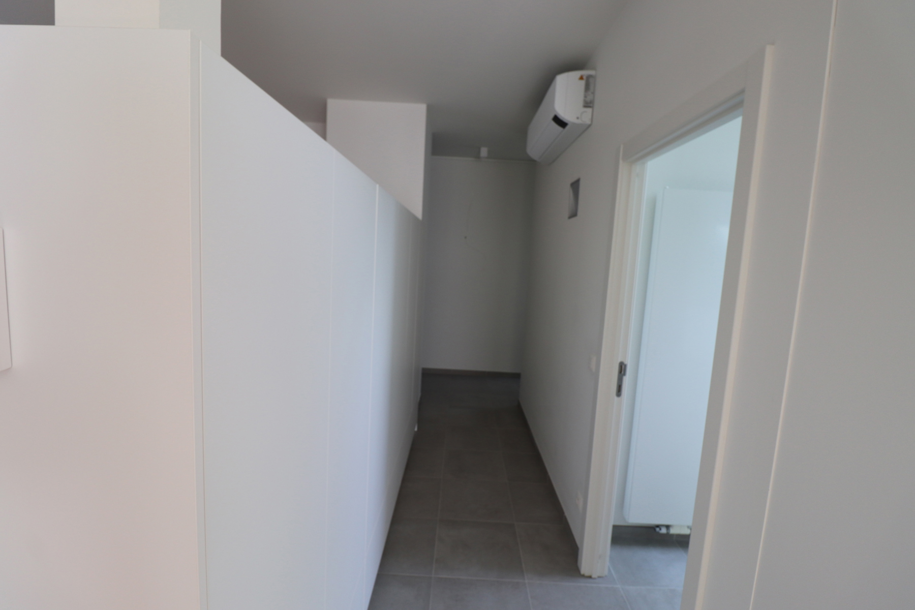 Modern en energiezuinig 2-slaapkamerappartement met carport en ruim terras (geen gemeenschappelijke huurlasten) - foto 5