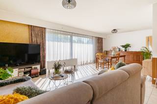 Interesse in dit prachtig appartement met 3 slaapkamers? Bekijk de virtuele toer en maak via Livitas.be ONLINE je afspraak.<br />De ideale oplossing voor een woning want met 3 volwaardige slaapkamers, een grote woonkamer, een staanplaats en een prachtig zicht op het Runcvoortpark woon je precies in een woning maar wel met de luxe.<br />Via de hall kan je alle vertrekken betreden, gaande vanaf de grote berging, de 3 slaapkamers die allemaal achteraan gelegen zijn, de badkamer met douche, ligbad en dubbele lavabo.<br />De woonkamer met tegelvloer komt uit op het grote terras van 18m2 met zicht op het park en de keuken met zijn ingemaakte toestellen zoals spoelbak, wasmachine, inductie kookvuur, frigo, microgolfoven en oven verzekert je van een luxueus gevoel.<br />Staanplaats inclusief de prijs en beschikbaar vanaf de akte.<br />Laat deze kans niet aan je voorbijgaan en maak snel ONLINE je afspraak via Livitas.be
