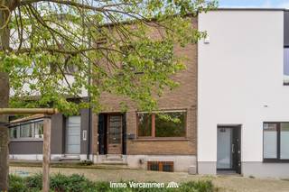 <p><span><span>Ontdek deze charmante woning, centraal gelegen te Muizen. De woning beschikt op het gelijkvloers over een inkomhal, een gezellige leefruimte, een keuken en een badkamer. Op de eerste verdieping bevindt zich een nachthal die toegang geeft tot twee ruime slaapkamers. Tenslotte beschikt de woning over een ruime kelder. Dankzij de praktische indeling, de centrale ligging en de uitstekende bereikbaarheid is deze woning ideaal voor starters of voor wie op zoek is naar een gezellige eigen stek. Bent u op zoek naar een charmante woning met tal van mogelijkheden? Dan is dit pand zeker een bezoek waard!</span></span></p>