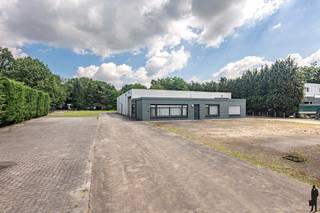 <strong>Deze industriële opslagruimte met kantoor is gelegen op een ruim perceel van 4.425 m², vlakbij de af- en oprit. Het geheel omvat een magazijn van ca. 500 m² met een vrije hoogte van ca. 4 meter, aangevuld met een kantoorgedeelte van ca. 120 m². Dankzij de vlotte bereikbaarheid geniet het eigendom van een praktische ligging met een goede verbinding naar het centrum van Oud-Turnhout en de nabijgelegen E34. Hierdoor zijn ook Antwerpen op ca. 40 minuten en Eindhoven op ca. 30 minuten bereikbaar.</strong><br /><br /><span>Indeling:</span> Het kantoorgedeelte omvat een centrale inkomhal, toilet, vergaderruimte met kantoor en rechtstreekse doorgang naar het magazijn. Daarnaast zijn er nog drie afzonderlijke polyvalente burelen aanwezig. Verder beschikt het gebouw over een praktische keuken en sanitaire ruimtes. Het magazijn is ruim opgevat en voorzien van drie rolpoorten, wat een vlotte doorrijfunctie mogelijk maakt.<br /><br /><span>Buitengebeuren:</span> Het gebouw is bereikbaar via verharde opritten en toegangswegen. Rondom het eigendom zijn voldoende zijdelingse parkeerplaatsen voorzien. De bouwvrije strook kan dienstdoen als toonpark of buitenopslag. Het volledige terrein is omsloten met draadafsluiting en uitgerust met functionele toegangspoorten.<br /><br /><span>Bijzonderheden:</span> <br />- Magazijn van ca. 500 m² met vrije hoogte van ca. 4 meter<br />- Kantoorgedeelte van ca. 120 m²<br />- Ruim perceel van 4.626 m²<br /><br /><strong>Gelegen in agrarisch gebied wat impliceert dat er gemeentelijk beperkingen worden opgelegd qua activiteit.<br /></strong>