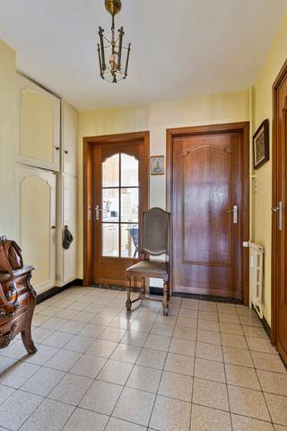 <p>Gelegen aan de begeerde Koning Albertlaan in Kessel-Lo biedt dit solide appartementsgebouw met 4 units, van elk een 80 m², en 20 garageboxen een zeldzame investeringsopportuniteit. De locatie garandeert vlotte bereikbaarheid én blijvende aantrekkingskracht voor bewoners of huurders.<br /><br /><br />De Koning Albertlaan ligt in een residentiële en tegelijk levendige buurt van Kessel-Lo, vlakbij Leuven. Deze ligging combineert rust met bereikbaarheid: winkels, scholen en openbaar vervoer bevinden zich op wandelafstand. Het station van Leuven, sportfaciliteiten en het Provinciedomein liggen op een boogscheut, wat de aantrekkingskracht voor zowel bewoners als huurders versterkt. Dankzij de nabijheid van grote invalswegen (E314, Tiense- en Diestsesteenweg) is dit een bijzonder strategische locatie voor wie wil wonen of investeren in de directe rand van Leuven.<br /><br /></p>
<p>Het gebouw is structureel in goede staat, maar vraagt om een opfrissing. Zowel de appartementen als de garageboxen kunnen met een gerichte renovatie worden opgetild naar een hedendaags niveau dat aansluit bij de huidige marktvraag.<br /><br /></p>
<p>Voor ontwikkelaars biedt dit pand stevige herontwikkelingsmogelijkheden, bijvoorbeeld via opsplitsing, verhuring of reconversie. Particuliere investeerders vinden hier een solide basis voor een mooie en stabiele meeropbrengst.<br /><br /></p>
<p>Kortom: wie vandaag durft te investeren in een gebouw met toekomstwaarde, legt hier de basis voor een sterk rendement. Ideaal voor wie visie heeft én kansen herkent op een toplocatie als deze.<br /><br /><br />Voor meer info en voor het bekijken van de mogelijkheden, contacteer: bvm-vastgoed op 016 23 21 45 of via info@bvm-vastgoed.be .</p>