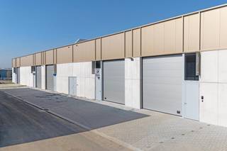In bedrijvenpark THEA in Tielt is 1 van de laatste 3 nieuwbouw KMO-units van 212 m² te koop, inclusief twee private parkeerplaatsen.De casco-units...