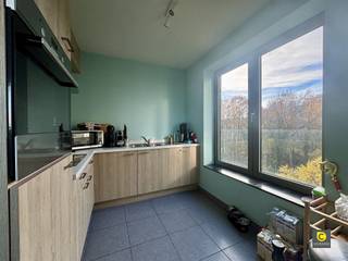 <p><span>Modern 1 slaapkamer appartement met ruim terras!</span></p><p><span>Het appartement is gelegen op de vierde verdieping. Openbaar vervoer en verschillende invalswegen in de dichte nabijheid.</span></p><p><span> </span></p><p><span>Het appartement heeft de volgende indeling:</span></p><p><span> </span></p><p><span>Leefruimte &amp; keuken:</span></p><p><span>De lichtrijke leefruimte is op een onderhoudsvriendelijke tegelvloer gezet. Dankzij de grote raampartijen geniet van veel lichtinval en een groen uitzicht!</span></p><p><span>De half open keuken is zeer praktisch ingericht en is voorzien van de nodige toestellen zoals een afwasmachine, kookplaat en een combi-oven.</span></p><p><span> </span></p><p><span>Slaapkamer en badkamer:</span></p><p><span>De badkamer uitgerust met een dubbele lavabo, een ruim ligbad met geïntegreerde douche en douchewand. De aansluiting voor een wasmachine is hier aanwezig.</span></p><p><span>De slaapkamer is rustig gelegen.</span></p><p><span> </span></p><p><span>Bergruimte en terras:</span></p><p><span>Er is een ruim terras aanwezig met een oppervlakte van 13,5m² dat NW geörienteerd is.</span></p><p><span>Een aparte bergruimte is aanwezig in het appartement.</span></p><p><span> </span></p><p><span>Een eigen fietsenstalling is aanwezig</span></p><p><span> </span></p><p><span>Huurprijs en beschikbaarheid:</span></p><p><span>Huurprijs:</span><span> €895,00 / maand</span></p><p><span>Maandelijkse lasten</span><span>: €110,00 / maand</span></p><p><span>Beschikbaar:</span><span> 01/03/2026</span></p><p><span> </span></p><p><span> </span></p>