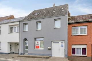 <p><span>Op zoek naar een woning die u verder volledig naar eigen smaak kunt afwerken? Deze </span>gunstig gelegen woning in de Hofstraat 42 te Kerksken- Haaltert<span> biedt een mooie basis en combineert reeds uitgevoerde energetische verbeteringen met heel wat mogelijkheden voor verdere renovatie en personalisatie.</span></p>
<p><span>Een aantal belangrijke werken werden reeds uitgevoerd. Zo beschikt de woning over </span>nieuwe ramen en werd zowel de voor- als achtergevel geïsoleerd en afgewerkt met crépi. <span>Met een </span>energielabel C<span> is er bovendien </span>geen renovatieverplichting<span>, waardoor u de verdere werken op eigen tempo en volgens uw eigen wensen en budget kunt uitvoeren.<br /><br />De keuken is aan een renovatie toe en op de verdieping is reeds een toilet voorzien in een ruimte die groot genoeg is om er een praktische badkamer van te maken. De doucheruimte bevindt zich naast de keuken. Op de verdiepingen zijn er dan nog eens 4 slaapkamers.</span></p>
<p>Troeven:</p>
<ul>
<li><span>Nieuwe ramen, voor- en achterdeur en poortje</span></li>
<li><span>Geïsoleerde voor- en achtergevel met crépi</span></li>
<li><span>Groot terras in natuursteen</span></li>
<li><span>EPC-label C</span></li>
<li><span>Geen renovatieplicht</span></li>
<li><span>Gunstige ligging</span></li>
<li><span>Verder af te werken naar eigen smaak</span><span></span></li>
</ul>
Maak uw afspraak op één van de bezoekmomenten en contacteer Karin: 0468 12 68 62 - karin@albert.immo<br />Doe uw bod vanaf deze prijs.
