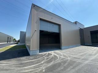 Nieuwbouw KMO-unit van 262 m² en 3 privatieve parkeerplaatsen te huur in Wevelgem.<br /><br />De geïsoleerde <strong>casco magazijnruimte </strong>is opgebouwd uit een staalconstructie in combinatie met geïsoleerde gladde prebaf betonpanelen. De unit heeft een vrije hoogte van +/- 6 m, toegankelijk via een automatische sectionaalpoort (4 m B x 4,50 m H). Verder is de unit voorzien van o.a. een lichtstraat , polybetonvloer. Aansluitingen van nutsvoorzieningen (water, elektriciteit (40A- 3 fasig 400 V), distributie, telefonie en internet) komen binnen in de unit. <br /><br />Fenomenaal gelegen langs de bedrijvige Menenstraat (N8) die na +/- 3 km verbinding biedt naar de E403 via op- en afrit 5 Wevelgem. De N32 bereikt men na 1,5 km met een vlotte verbinding naar de A19 dankzij op- en afrit 2 Menen. Ruime parkeer- en manoeuvreerruimte op de site.<br />Beschikbaar in overleg.<br /><br />Contacteer <strong>PANORAMA B2B</strong> voor bijkomende inlichtingen of een vrijblijvend plaatsbezoek<strong> 056 222 562</strong>.