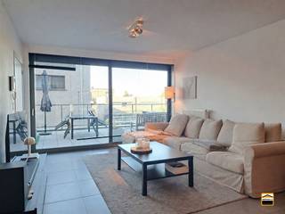 <p><span>Centraal gelegen recent appartement met 2 slaapkamers en ruim terras van 40 m²</span></p><p><span>Op zoek naar een ruim en instapklaar appartement op een uitstekende locatie? Dan is dit recente <br />appartement precies wat u zoekt. Dankzij de centrale ligging bevinden winkels, horeca en een <br />openbare parking zich op wandelafstand, terwijl u thuis geniet van alle comfort en een ruim <br />terras van ca. 40 m². </span></p><p><span>Via de inkomhal met gastentoilet komt u terecht in de lichtrijke leefruimte, waar een groot <br />schuifraam zorgt voor een aangename verbinding met het ruime terras. Aansluitend bevindt <br />zich de volledig ingerichte keuken, uitgerust met een koelkast met diepvriesvak, oven, <br />keramische kookplaat, dampkap en vaatwasser. Naast de keuken is er een praktische berging <br />met aansluiting voor een wasmachine. Bovendien is het appartement voorzien van een <br />waterontharder. </span></p><p><span>De nachthal geeft toegang tot twee volwaardige slaapkamers en de badkamer. Deze beschikt <br />over een moderne inloopdouche, een dubbele wastafel met badkamermeubel en een tweede <br />toilet. Ook vanuit de achterste slaapkamer heeft u rechtstreeks toegang tot het zonnige terras.</span></p><p><span>Als extra troef beschikt het gebouw over een gemeenschappelijke fietsenstalling. </span></p><p><span>Momenteel is het appartement verhuurd en kan het dus ook als een vastgoedbelegging of<br />opbrengsteigendom aangekocht worden. Bij het appartement zelf hoort er geen <br />autostandplaats wel is er parkeergelegenheid in de onmiddellijke omgeving.</span></p><p><span>Interesse in dit comfortabele appartement met een uitzonderlijk ruim terras? <br />Neem gerust contact met ons op voor meer informatie of een bezichtiging via<br />012 26 22 05 of info@hetimmohuis.be</span></p>