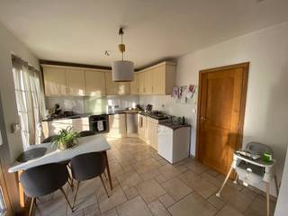 Deze knappe en ruime woning is rustig gelegen, maar toch kort bij op- en afritten van de autosnelweg.Deze recente woning is modern, tijdloos en...