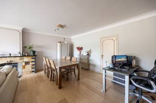 Sommige appartementen voelen groter aan dan je verwacht.<br /><br />Dat is precies wat meteen opvalt in dit appartement op de tweede verdieping van een kleinschalig gebouw in een rustige wijk van Kapellen. De lichtrijke leefruimte en de doordachte indeling zorgen voor een aangenaam ruimtegevoel, terwijl de gemeenschappelijke tuin een mooie extra troef vormt.<br /><br />Het appartement beschikt over twee slaapkamers, een badkamer en een dubbele garage. Dankzij de gunstige ligging woon je bovendien op korte afstand van het centrum van Kapellen, winkels, openbaar vervoer en alle dagelijkse voorzieningen.<br /><br />Met een EPC-label B geniet je bovendien van een energiezuinige woonst.<br />De gemeenschappelijke kosten bedragen € 95,00 per maand, inclusief een provisie voor de verwarming. Het appartement is beschikbaar vanaf 1 augustus 2026.<br /><br />Ben je op zoek naar een rustig gelegen appartement waar ruimte, comfort en een centrale ligging mooi samenkomen? Dan laten we je deze woning graag zelf ontdekken.