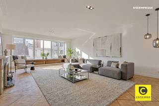<p><span>Lichtrijk en recent gerenoveerd 3 slaapkamer appartement te Diamantwijk!</span></p><p><span>Anno 2020 werd dit omvangrijk (145m²) en karaktervol appartement hoogwaardig gerenoveerd met respect voor de authentieke elementen, doch voorzien van alle hedendaagse comfort. Het is gelegen op de 4</span><span><sup>de</sup></span><span> verdieping van een kleinschalig en goed onderhouden gebouw met lift. Met een centrale toplocatie in een zijstraat van De Keyserlei kan je steeds gezellig gaan shoppen op de Meir, genieten van talrijke trendy horeca-zaken, cultuur opsnuiven in het hippe Groen Kwartier en PAKT, maar ook gaan sporten of geheel tot rust komen in de natuurpracht van het Stadspark. Bovendien is de bereikbaarheid met het openbaar vervoer alsook met de fiets uitstekend. Kortom, deze verborgen parel is de ultieme plek om het werk- en gezinsleven optimaal te combineren met alle geneugten van het bruisende stadsleven. Daar het appartement verhuurd is, betreft dit ook een uitgelezen kans voor wie op zoek is naar een goede en zorgeloze investering met mooi rendement!</span></p><p><span> </span></p><p><span>Inkomhal, leefruimte &amp; keuken:</span></p><p><span>Bij het betreden van het appartement via de inkomhal met veiligheidsdeur en videofoon overvalt het gevoel van ruimte u onmiddellijk. Met dank aan de mooie natuurlijke lichtinval in de leefruimte valt het oog meteen op de prachtige gerestaureerde parketvloer (eik) die een harmonieus geheel vormt met de moluren en de sierhaard. De moderne, strakke keuken op een klassevolle gemarmerde XL-tegelvloer is uitgerust met kwalitatieve toestellen (keramisch vuur, oven, vaatwasser en anderhalve spoelbak). Ook aan werk- en opbergruimte is hoegenaamd geen gebrek. </span></p><p><span> </span></p><p><span>Nachthal, badkamer, toilet &amp; slaapkamers:</span></p><p><span>De lijn van de pronkerige marmervloer wordt naadloos doorgetrokken in de nachthal met ingemaakte vestiaire en praktische waskast. De rustieke badkamer is zonder meer een ware "eye-catcher" die voorzien is van een adembenemende inloop-/regendouche, groot wasmeubel met watervalkraan en spiegelkast, extra toilet en handdoek-radiator. Het toilet met handdouche en lavabo is apart. U beschikt over 3 volwaardige slaapkamers, allen op karaktervolle blokjesparket. De kleinere kamer is overigens ook de perfect bureauruimte, aangezien deze toegang heeft tot een eigen balkon waar een fris luchtje geschept kan worden.</span></p><p><span> </span></p><p><span>Extra troeven:</span></p><p><span>- Toplocatie</span></p><p><span>- 145m² cfr. EPC</span></p><p><span>- Gunstig EPC B</span></p><p><span>- Driedubbele ramen</span></p><p><span>- EK conform</span></p><p><span>- Recente dakisolatie</span></p><p><span>- Veiligheidsdeur en videofoon</span></p><p><span>- Lichtarmaturen inbegrepen</span></p><p><span>- Kelder inbegrepen</span></p><p><span>- Fiberklaar</span></p><p><span>- Naastgelegen parkeergarage</span></p><p><span> </span></p>