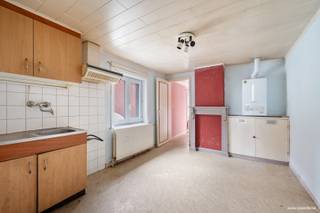 Deze te renoveren woonst bestaande uit:<br /><br />Gelijkvloers: inkomhal met trap en kelderruimte, vernieuwde woonkamer met kitchentte en berging. Achterliggende ruimte.<br /><br />Op de verdieping: Keukenruimte met achterliggende badkamer en berging, 2 slaapkamers.<br /><br />Zolder met vaste trap. Mogelijkheid tot 2 slaapkamers<br /><br />Troeven?<br /><br />+ Goede commerciële ligging nabij centrum;<br />+ Diverse mogelijkheden;<br />+ Vrij bij akte;<br /><br />EPC label E<br />EPC 668 kWh/m²<br /><br />Vg – Wg – Gmo – Gvkr – Gvv<br /><br />Grijp deze kans en maak van deze woning uw thuis! <br /><br />Benieuwd naar dit pand of een andere eigendom? www.coventa.be – 051 222 051