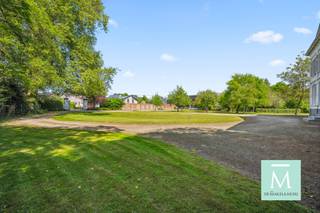 <p><span>Bent u op zoek naar een prachtige locatie voor het oprichten van uw restaurant, medisch centrum, kantoren al dan niet in combinatie met wonen? Dan is dit prachtig pand, gelegen in een park van 2,5ha, zeker iets voor u.</span></p><p><span>Het Kasteel werd gebouwd in 1854 en heeft dienst gedaan als woning. Echter, de laatste jaren wordt het gebruikt als kantoorruimte. Er zijn dus zeer veel mogelijkheden met deze prachtige eigendom. </span></p><p><span>U rijdt het eigendom binnen via de mooie oprijlaan en u beschikt over voldoende parking!</span></p><p><span>U komt binnen in de centrale inkomhal vanwaar u de grote vergaderzaal bereikt. Via de prachtige authentieke deuren komt u zo in de ontvangstruimte en tweede kantoor. Van hieruit kan u ook de prachtige tuin betreden. Verder beschikt u op ve gelijkvloerse verdieping nog over een keuken met eetplaats en gastentoiletten.</span></p><p><span>Via de prachtige wenteltrap bereikt u het eerste verdiep. Hier beschikt u over 4 grote kantoorruimtes en ook sanitaire ruimte.</span></p><p><span>Op de tweede verdieping beschikt u nog eens over 4 multifunctionele ruimtes, die ook nog verder opgeslpitst kunnen worden.</span></p><p><span>Door de grote ruimtes, is het ook mogelijk om een lift te plaatsen.</span></p><p><span>Met zijn ligging vlakbij de R6 en belangrijke invalswegen naar Aatwerpen-Brussel-Leuven, heeft dit pand zeer veel troeven.</span></p><p><span>Interesse in deze unieke parel? Bel of mail ons voor meer informatie of een bezoek! (info@demakelaardij.be of 015/20.20.82)</span></p><p><span> </span></p>