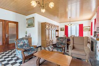 <p><span>LINDEN: Vrijstaande ruime woning met 4 slaapkamers op toplocatie </span></p><p><span> </span></p><p><span>Deze karaktervolle woning gelegen in de residentiële omgeving van “Steenveld” in Linden biedt een perfecte combinatie van ruimte, comfort en mogelijkheden voor gezinnen die op zoek zijn naar een op te frissen woning in een zeer rustige gegeerde omgeving. </span></p><p><span>Met een totale bewoonbare oppervlakte van 190 m² is deze woning aangenaam ingedeeld over twee verdiepingen. </span></p><p><span> </span></p><p><span>Het perceel van 7are en 20 centiare biedt tal van mogelijkheden in een zeer rustige setting. </span></p><p><span>We betreden deze woning via een ruime inkomhal die toegang biedt tot een lichtrijke woonkamer met aansluitende keuken en toegang tot de tuin.</span></p><p><span>Op het gelijkvloers hebben we eveneens een aparte ruime bureau met ramen tot op de grond, een ruimte vooraan de woning dat kan dienen als een apart salon/bureau of hobbykamer, een apart gastentoilet en een kleine berging.</span></p><p><span> </span></p><p><span>De eerste verdieping omvat vier royale slaapkamers, waarvan er twee voorzien zijn van een ruime berging. De badkamer is uitgerust met een ligbad/douche, wastafel met spiegelkast en aansluiting voor wasmachine/droogkast.</span></p><p><span> </span></p><p><span>De zolder is te betreden via een vlizotrap en is voorzien van een condenserende gaswandketel (2017) en kan gebruikt worden voor extra bergruimte.</span></p><p><span> </span></p><p><span>De tuinzone is zeer verzorgd afgewerkt met beplanting en haagwerk. Het perceel is afgesloten met een mooi hekwerk en werd eveneens voorzien van 2 individuele garageboxen. (beide vergund)</span></p><p><span> </span></p><p><span>Bent u op zoek naar een woning in het prachtige groene Linden? Zoek niet verder en maak vandaag nog een afspraak! </span></p><p><span> </span></p>