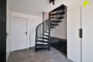 In a quiet residential area in Aartselaar, bordering the municipalities of Niel and Reet, we find this well-kept bel-étage house.The house is very...