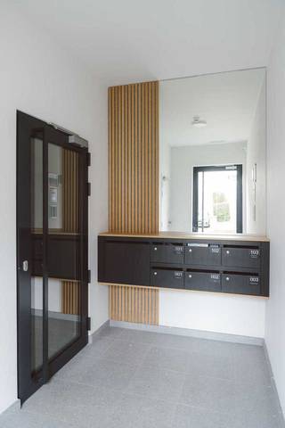 <p>Enkele troeven van dit project? Door de ideale ligging nabij op- en afritten van belangrijke invalswegen, nabijheid van winkels en recreatievoorzieningen én aanwezigheid van een prachtige binnentuin is het hier heerlijk wonen.</p>
<p>Elk appartement geniet van veel lichtinval, een doordachte indeling en bovendien is elk appartement afgewerkt met zorgvuldig gekozen materialen die mooi met elkaar harmoniëren. Daarbovenop beschikt elk appartement over minstens één privé-terras.</p>
<p>Het gebruik van duurzame en energie-efficiënte materialen maakt het plaatje helemaal compleet. We kunnen met trots kunnen zeggen dat dit project uniek is voor deze regio.</p>
<p>Er zijn reeds instapklare appartementen beschikbaar. Het loont dan ook meer dan de moeite een bezoek te brengen aan deze unieke units.</p>