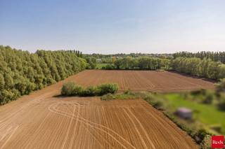 Uitzonderlijk uniek stuk grond van maar liefst 29.528 m2 op TOP locatie te Edegem. Altijd al gedroomd om uw nieuwe woning te realiseren op een ongezien stuk grond in de zuidrand van Antwerpen? Het betreft het laatste resterende nog onbebouwde perceel bouwgrond, gelegen over het kasteel Arendsnest en achter de Boerenlegerhoeve. Het stuk grond is onderverdeeld in:<br /><br />- bouwgrond van 2.928 m2<br />- 2 percelen parkgebied van 26.600 m2<br /><br />Een goedgekeurd stedenbouwkundig attest voor het bouwen van een vrijstaande eengezinswoning is aanwezig. Onze bouwzone heeft volgende afmetingen op basis van het opmetinsplan:<br /><br />- diepte woning: 20 m<br />- breedte woning: 15,82 m<br /><br />Bent u benieuwd naar deze unieke kans? Voor meer info kan u contact opnemen met Jakob via jakob@reds.be of op 0483 488 249