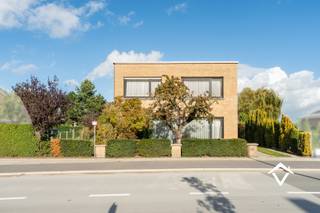 Deze woning is gelegen op een grondoppervlakte van 423 m² en bestaat uit: voortuin - oprit - inkomhal - toilet - living - keuken - kelder - wasplaats/berging - nachthal - 4 slaapkamers - badkamer - terras - tuin - garage. <br /><br />Naast deze woning ligt er een stuk grond van 431 m² met de mogelijkheid om mee aan te kopen aan 95 000 €.<br /><br />Troeven van deze woning:<br />- goede ligging<br />- EPC label D<br />- mogelijkheid om het naastliggend stuk grond mee aan te kopen. <br /><br />Contacteer ons voor een bezoek ter plaatse.