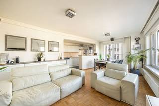 <p><span>Op zoek naar een ruim appartement met een zee van licht net buiten de stad? Dan zit je hier helemaal goed. Dit appartement combineert comfort met een stevige basis en beschikt over tal van aangename extra’s. Denk aan airco’s en automatische rolluiken, beide eenvoudig vanop afstand te bedienen. Een lichtrijke woonst met een aangename sfeer waar je je meteen thuis voelt.</span></p><p><span> </span></p><p><span>In een verzorgd en residentieel gebouw bereik je op de derde verdieping dit aangename appartement. Via de beveiligde inkomdeur kom je terecht in een ruime inkomhal met praktische vestiairekast, ideaal voor jassen en schoenen. De warme laminaatvloer loopt mooi door richting nachthal en creëert meteen een huiselijk gevoel. De leefruimte is zonder twijfel een van de absolute troeven: dankzij de hoekligging en de grote raampartijen geniet je hier van uitzonderlijk veel lichtinval. De authentieke blokjesparket zorgt voor extra charme en warmte, terwijl de royale oppervlakte moeiteloos plaats biedt voor een ruim salon én een volwaardige eethoek.</span></p><p><span> </span></p><p><span>Keuken met balkon </span></p><p><span>Achter het halfhoge muurtje bevindt zich de keuken, waardoor je kook- en vaatruimte netjes uit het zicht blijven van de leefruimte. De keuken is volledig uitgerust en afgewerkt met een spatwand in crèmekleurige tegels. Je beschikt hier over alle comfort: een keramische kookplaat, dampkap, dubbele spoelbak, vaatwasser, koelkast, diepvries en bijzonder veel kastruimte. De praktische keukentoog zorgt bovendien voor extra werkruimte en vormt tegelijk de ideale plek voor een gezellige apero. Aansluitend vind je een overdekt balkon met een leuk uitzicht over de fontein van Deurne — perfect om wat verse kruiden te kweken of de vuilbakken discreet uit het zicht te plaatsen. </span></p><p><span> </span></p><p><span>(Big) rooms with a view</span></p><p><span>De drie lichte slaapkamers bevinden zich aan de andere kant van de hal en hebben een laminaatvloer. Alle kamers zijn voorzien van automatische rolluiken.De master bedroom is enorm (18m²) en baadt in het licht en is uitgerust met een airco unit. De overige twee slaapkamers zijn beide even groot en bevinden zich aan de rustige zijkant van het gebouw. Ook deze kamers beschikken over automatische rolluiken, ideaal om in alle rust en volledige duisternis te genieten van een goede nachtrust. </span></p><p><span>Aan de overzijde van de slaapkamers, in de nachthal, vind je een apart gastentoilet. Extra praktisch, aangezien het toilet gescheiden is van de badkamer. De badkamer is compact maar praktisch ingericht, met een ruim ligbad op witte tegel. De wanden zijn volledig betegeld en er is een enkele wastafel met handige spiegelkasten voorzien </span></p><p><span> </span></p><p><span>Zo in het Rivierenhof, en winkels à volonté</span></p><p><span>Met het prachtige Provinciaal Groendomein Rivierenhof quasi als buur woon je hier op een toplocatie in Deurne, waar stad en groen perfect samenkomen. Ideaal voor een ochtendwandeling, een rondje joggen of een zomerse picknick in het park. Tegelijk geniet je van alle praktische voorzieningen vlakbij, met onder andere Lidl, Colruyt, Aldi, Jumbo en Action op korte afstand én openbaar vervoer op wandelafstand. Ook het centrum van de stad bereik je vlot met de fiets of het openbaar vervoer. </span><span> </span></p><p><span>Geen maatregelen in het Vlaams Handhavingsplatform</span></p><p><span> </span></p><p><span>Maatregelenregister: niet opgenomen</span></p><p><span> </span></p><p><span> </span></p><p><span> </span></p><p><span> </span></p>