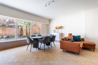 <p>PLAN UW BEZOEK VIA VOLGENDE LINK: https://listed.mijnhuurprofiel.be/whise/7681782<br /><br />In het hart van de geliefde Markgravebuurt, op wandelafstand van het park en met vlotte toegang tot alle invalswegen, vinden we dit gelijkvloers appartement terug.</p>
<p>Het appartement beschikt over een ruime, lichtrijke leefruimte met open keuken. Dankzij de grote raampartijen geniet u van een overvloed aan natuurlijk licht en heeft u bovendien een mooi zicht op de ruime gemeenschappelijke tuin, waar u in alle rust van de buitenlucht kunt genieten. De stijlvolle meubels en parketvloer zorgen voor een warme en elegante afwerking.</p>
<p>Verder beschikt het appartement over een ruime slaapkamer, waar ook plaats is gemaakt voor een grote kledingkast. De badkamer is praktisch ingericht en voorzien van een inloopdouche en een wastafel met handige opbergmogelijkheden.</p>
<p>Tot slot is er ook nog een praktische kelder aanwezig.</p>
<p>Kortom, een instapklaar en comfortabel appartement op een toplocatie, ideaal voor wie stijlvol en zorgeloos wil wonen.</p>
<p>Huurprijs: 1.250,00 EUR/maand (incl. internet)<br />Alg. kosten: 200,00 EUR/maand (incl. nutsvoorzieningen)<br />Beschikbaarheid: onmiddellijk</p>
<p>Interesse? Contacteer LISTED voor een bezoek: +32 3 283 51 51.</p>