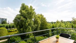 Op een uitstekende locatie in Lokeren, met een prachtig vrij uitzicht op het natuurgebied De Buylaers, bevindt zich dit uitzonderlijk ruime appartement van maar liefst 142 m² + terras 10 m².<br /><br />De combinatie van ruimte, lichtinval en de groene omgeving zorgt hier voor een uniek wooncomfort. Vanuit de royale leefruimte en het terras geniet u dagelijks van een panoramisch zicht op de groene long van Lokeren, waar rust, natuur en water elkaar ontmoeten.<br /><br />De lichtrijke woonkamer met open keuken vormt het centrale hart van het appartement. Dankzij de grote raampartijen wordt de leefruimte overspoeld met natuurlijk daglicht en vloeien binnen- en buitenruimte harmonieus in elkaar over. Het aangename terras van circa 10 m² biedt een ideale plek om te ontspannen met zicht op het omliggende groen.<br /><br />De praktische indeling omvat verder:<br /><br />3 ruime slaapkamers van ca. 19 m², 13 m² en 13 m²<br />Volwaardige badkamer met ligbad en dubbele wastafel<br />Apart gastentoilet<br />Ruime berging & wasplaats<br />Inkomhal met veel bergruimte<br />Ondergrondse autostaanplaats + parking buiten<br />Private kelderberging<br /><br />De residentie beschikt over een verzorgde gemeenschappelijke omgeving en ligt op wandelafstand van winkels, openbaar vervoer, het stadscentrum en recreatiegebied De Buylaers.<br /><br />Troeven van dit appartement<br /><br />✔ Bewoonbare oppervlakte van ca. 142 m²<br />✔ Prachtig uitzicht op natuurgebied De Buylaers<br />✔ Ruime leefruimte met grote raampartijen<br />✔ 3 volwaardige slaapkamers<br />✔ Terras van ca. 10 m²<br />✔ Ondergrondse autostaanplaats inbegrepen<br />✔ Private kelderberging inbegrepen<br />✔ Rustige en groene ligging<br />✔ Energiezuinig en instapklaar<br />✔ Nabij centrum Lokeren en belangrijke verbindingswegen<br /><br />Wonen tussen stad en natuur<br /><br />Dit appartement biedt een zeldzame combinatie van ruimte, comfort en een uitzonderlijke ligging. Elke dag genieten van een groen vergezicht over de Buylaers terwijl alle voorzieningen binnen handbereik liggen? Dan is dit zonder twijfel een bezoek waard.<br /><br />Contacteer Woonbureau vandaag nog voor meer informatie of een bezoek ter plaatse.