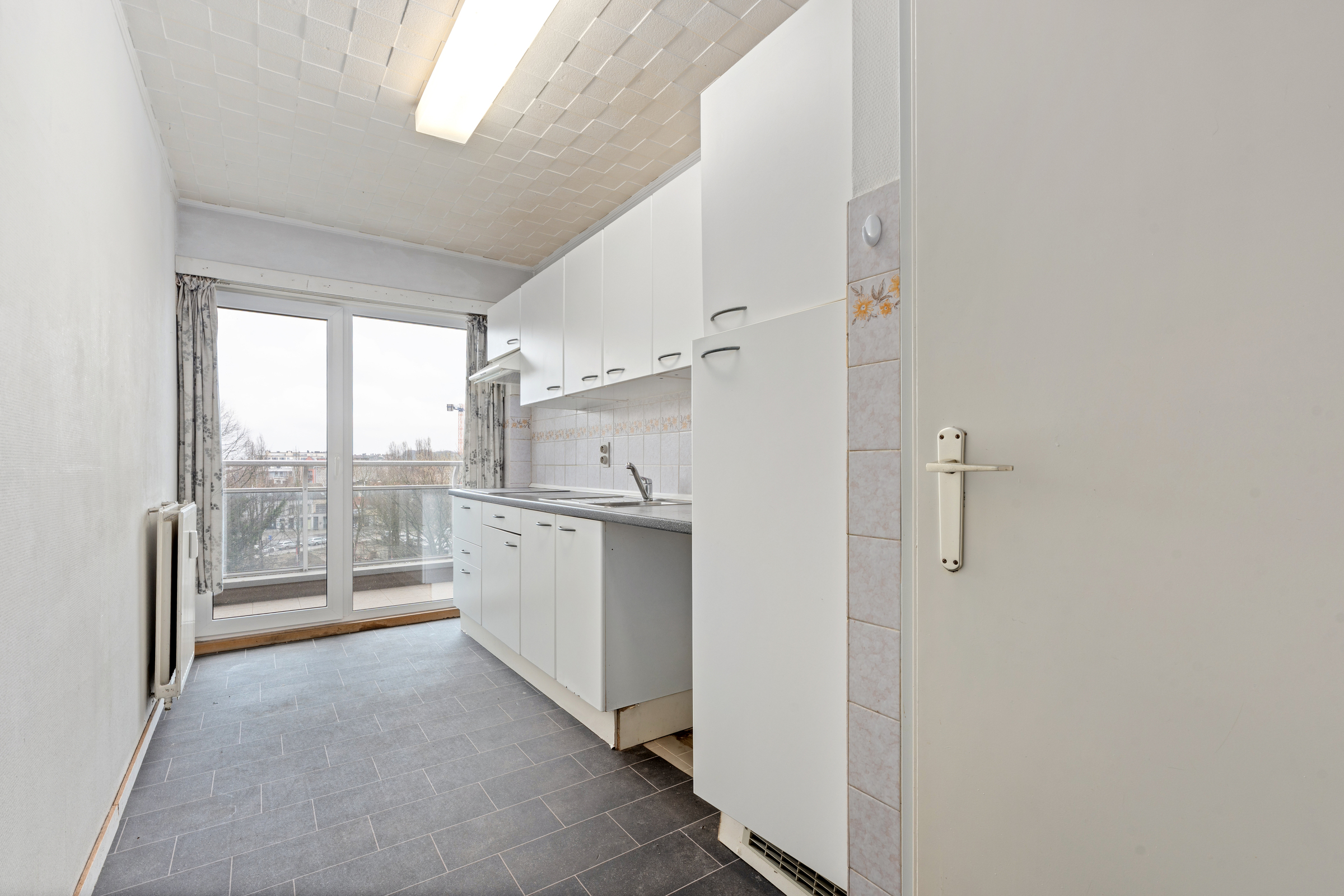 Lichtrijk op te frissen appartement met terras! - foto 4