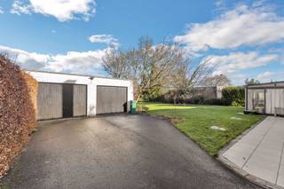 <p>Voor meer info of een bezoek, bel 053 59 49 33. Op een goede en centrale ligging in Welle bevindt zich deze solide bungalow met een vlotte bereikbaarheid. Winkels, scholen en openbaar vervoer bevinden zich op korte afstand. Het treinstation van Denderleeuw bereikt men in enkele minuten rijden en de oprit van de E40 bevindt zich op ongeveer 10 minuten, wat zorgt voor een uitstekende verbinding. De woning werd <strong>steeds zorgvuldig onderhouden</strong>, maar dient te worden gerenoveerd. Dit biedt de ideale kans om hier een tijdloze bungalow te creëren, volledig naar eigen smaak en noden. Het <strong>gelijkvloers </strong>omvat een inkomhal, <strong>ruime en lichtrijke leefruimte</strong>, keuken, berging/wasplaats, bureau, <strong>één slaapkamer</strong> en bijkomende bergruimte. Op de <strong>verdieping</strong> bevinden zich een ruime nachthal en <strong>twee slaapkamers</strong>. Een woning met <strong>veel potentieel, ruimte en een sterke ligging</strong>, ideaal voor wie op zoek is naar een bungalow met renovatiemogelijkheden. Daarnaast beschikt het pand over een <strong>ruime garage met plaats voor twee wagens, een brede oprit, voortuin, terras en een ruime tuin met vijver. </strong>Centrale verwarming op stookolie - Buitenschrijnwerk in hout met dubbel glas - Airconditioning aanwezig - Geen renovatieplicht</p>