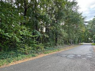 Uitstekend gelegen <strong>open bouwplaats </strong>op 10a 85ca<br />Mogelijkheid om te bouwen aan de Herebaan-West 78 of met de voorgevel aan de Molenweg!<br /><br />Bouwen aan Molenweg = <strong>zuidgerichte achtertuin</strong><br />Perceelsbreedte: ca. 70m<br /><br />Straatbreedte Herebaan-West: ca. 63m<br /><br />Algemene bouwvoorschriften:<br />eengezinswoning<br />zijgevels op min. 3m van de perceelsgrenzen<br />bouwdiepte gelijkvloers: max. 17m<br />bouwdiepte verdieping: max. 12m<br />nokhoogte: max. 11m<br />garage of carport<br />kwalitatieve tuinzone van min. 10m (achter- of zijtuin)<br /><br />GEEN BOUWVERPLICHTING<br /><br />P-score: A<br /><br />Bijzondere informatieplicht:<br />Woongebied -Geen vergunning uitgereikt-Verkavelingsvergunning-Geen voorkooprecht-Geen rechterlijke herstelmaatregel of bestuurlijke maatregel opgelegd<br /><br />Voor meer info over bouwvoorschriften, … bel vrijblijvend: Sandra op 0476217740 of Raoul op 0488437501, of stuur een mailtje naar info@sbcvastgoed.be<br />