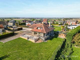 <strong>Op een prachtige ligging bovenop de Tiegemberg bevindt zich deze multifunctionele eigendom met een magnifiek zicht op het omliggende landschap. Momenteel wordt het pand uitgebaat als vergunde feestzaal, met daarboven een volwaardig appartement. Dankzij de ruime oppervlakte en parking, de ligging in woongebied biedt deze eigendom tal van mogelijkheden, zowel voor wie op zoek is naar een ruime gezinswoning als voor wie wonen en werken wil combineren of een vakantiewoning overweegt.</strong><br /><br /><u><strong>Indeling</strong></u><br />Het gelijkvloers wordt momenteel ingericht als vergunde feestzaal. Deze is uitgerust met keuken, koelcel en heel wat praktische opbergruimte. De sanitaire voorzieningen zijn afzonderlijk ingericht voor mannen en vrouwen. Daarnaast is de eigendom deels onderkelderd, wat extra bergruimte biedt.<br /><br />Op de bovenverdieping bevindt zich een appartement met drie slaapkamers, een keuken, een leefruimte en een badkamer. Deze aparte woonruimte biedt heel wat mogelijkheden, bijvoorbeeld voor eigen bewoning, verhuur of een combinatie van wonen en werken, afhankelijk van de gewenste invulling.<br /><br />Buiten geniet je van een aangelegde tuin met een prachtig zicht op het groene landschap van de Tiegemberg. Vooraan de eigendom bevindt zich een ruime parking, wat een grote troef vormt voor zowel privégebruik als professionele activiteiten.<br /><br /><u><strong>Technisch</strong></u><br />Deze multifunctionele eigendom wordt verwarmd via centrale verwarming op gas. De elektriciteit is conform gekeurd. De woning ligt in grotendeels in woongebied, wat verschillende mogelijkheden biedt voor een toekomstige invulling. Denk bijvoorbeeld aan een klassieke gezinswoning, een combinatie van wonen en werken voor iemand met een vrij beroep of een vakantiewoning. De concrete mogelijkheden zijn afhankelijk van de geldende stedenbouwkundige voorschriften en de nodige vergunningen.<br /><br /><u><strong>Troeven</strong></u>
<ul>
<li>Prachtige ligging bovenop de Tiegemberg met magnifiek zicht</li>
<li>Multifunctionele eigendom met tal van mogelijkheden</li>
<li>Aangelegde tuin en ruime parking</li>
<li>Volledig gelegen in woongebied</li>
<li>Centrale verwarming op gas en conforme elektriciteit</li>
</ul>
<u><strong>Interesse?</strong></u><br />Ben je op zoek naar een eigendom met ruimte, een prachtig uitzicht en tal van mogelijkheden? Droom je van een ruime gezinswoning, een combinatie van wonen en werken of een vakantiewoning op een unieke locatie? Dan is deze multifunctionele eigendom op de Tiegemberg zeker een bezoek waard! Contacteer Nicolas meer informatie of een bezoek: nicolas@real-immo.be of 0478 50 58 91.