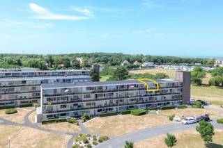 Ontdek dit volledig gerenoveerde éénslaapkamerappartement, gelegen in het groene en rustige vakantiepark Atlantis in Vosseslag (De Haan). Met een bewoonbare oppervlakte van 32 m² is dit appartement een ideale uitvalsbasis aan de Belgische kust, perfect als tweede verblijf, vakantieverblijf of investering.<br /><br />Het appartement werd grondig gerenoveerd in 2023-2024 en beschikt over een vernieuwde keuken, een lichtrijke leefruimte met open keuken en rechtstreekse toegang tot het terras. De aparte slaapkamer is voorzien van een ingemaakte kast en biedt voldoende opbergruimte. De badkamer is uitgerust met een douche, toilet, lavabo, elektrische handdoekradiator en boiler.<br /><br />Verder geniet u van PVC-ramen met dubbele beglazing, een onderhoudsvriendelijke tegelvloer en elektrische verwarming. Een privatieve berging (nr. 68) is inbegrepen. Het aanwezige meubilair kan mee worden overgenomen, zodat het appartement onmiddellijk gebruiksklaar is.<br /><br />Het EPC dateert van vóór de renovatie en behaalt momenteel een label F (1.157 kWh/m²), waardoor een renovatieplicht van toepassing is. De recent vernieuwde ramen zijn hierin echter nog niet verwerkt, wat een gunstige invloed zal hebben op een nieuw EPC. Het gebouw wordt beheerd door syndic Axius.<br /><br />Bent u op zoek naar een instapklaar appartement op een rustige ligging nabij zee en natuur? Dan is dit pand zeker een bezoek waard.