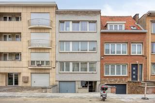 Dit goed onderhouden appartementsgebouw kent een gunstige ligging nabij winkels, openbaar vervoer en belangrijke invalswegen.Kenmerken:-...