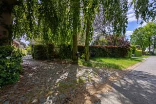 <p><strong>Zeer degelijk te renoveren landhuis in de gegeerde groene wijk Hertebos</strong></p>
<p>In de uiterst rustige en groene wijk <strong>Hertebos</strong> bevindt zich dit charmante landhuis met tal van mogelijkheden. De woning is gelegen op een mooie locatie met veel privacy, omgeven door groen en toch nabij scholen, winkels, restaurants en belangrijke verbindingswegen.</p>
<p><strong>Indeling</strong></p>
<p><strong>Gelijkvloers</strong></p>
<p>Ruime inkomhal op keramische tegelvloer met gastentoilet. De lichtrijke woonkamer op vast tapijt beschikt over een sfeervolle haard en geniet van directe toegang tot het zonnige terras en de zuidgerichte tuin, omringd door groen en met bijzonder veel potentieel. Aansluitend bevindt zich de keuken, eveneens voorzien van een haard. Verder beschikt het gelijkvloers over een bureauruimte, inpandige garage, carport en praktische berging.</p>
<p><strong>Verdieping</strong></p>
<p>Nachthal met toegang tot vier volwaardige slaapkamers (ca. 10 m², 10 m², 10 m² en 18 m²). De badkamer op keramische tegel is uitgerust met wastafel, douche, toilet en bidet.</p>
<p>Daarnaast beschikt de woning over een ruime bergzolder van ca. 26 m².</p>
<p><strong>Technisch</strong></p>
<ul>
<li>CV op stookolie</li>
<li>Degelijke constructie met veel potentieel</li>
<li>Zuidgerichte tuin</li>
<li>Inpandige garage</li>
<li>Carport</li>
</ul>
<p><strong>Wonen in Hertebos</strong></p>
<p>Hertebos is een gegeerde, groene woonwijk aan de rand van ’s-Gravenwezel (Schilde), ontstaan eind jaren ’50 na verkaveling door de families Cornet d’Elzius de Peissant en Gillès de Pélichy. De wijk wordt gekenmerkt door vrijstaande woningen op ruime percelen van ca. 500 m² tot 1.000 m², met veel groen en privacy.</p>
<p>Dankzij de rustige straten en beperkte verkeersdrukte geniet u hier van een uitzonderlijk aangename woonomgeving, ideaal voor wie op zoek is naar rust en natuur, zonder in te boeten aan bereikbaarheid en voorzieningen.</p>
<p>Voor meer informatie of een bezichtiging van dit pand met bijzonder veel potentieel kunt u gerust contact opnemen met Sigalit via sigalit@reds.be of op 0475668474</p>