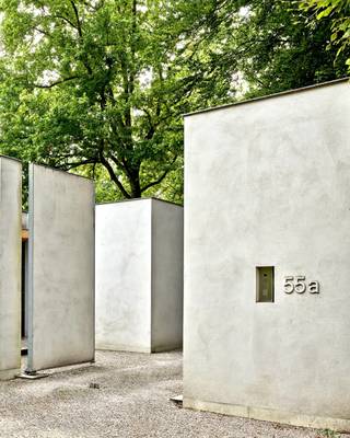 Architecturale laagbouwvilla met binnenzwembad en unieke beleving met het omliggende landschap. Voor meer informatie, mail...