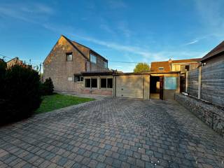 <h3><span>Maison spacieuse et lumineuse avec 3 chambres, une pièce polyvalente, un garage et un jardin orienté sud-ouest à Moerzeke</span></h3><p><span>Cette maison spacieuse et lumineuse située à Moerzeke offre un bel équilibre entre espace, confort et potentiel. Grâce à son agencement pratique, ses trois chambres spacieuses, sa pièce polyvalente au rez-de-chaussée, son garage et son agréable jardin orienté sud-ouest, cette maison présente de nombreux atouts.</span></p><p><span>La maison bénéficie d’une agréable luminosité naturelle et dispose de pièces spacieuses offrant de nombreuses possibilités.</span></p><p><span>Agencement</span></p><p><span>Au rez-de-chaussée se trouve un salon spacieux et lumineux, offrant suffisamment d’espace pour accueillir à la fois un coin salon convivial et un coin repas. La cuisine est attenante. Cet étage comprend également un débarras/buanderie pratique, une salle de bains, un garage et une pièce polyvalente.</span></p><p><span>Cet espace polyvalent peut être aménagé de manière flexible selon les besoins du nouveau propriétaire et convient parfaitement, par exemple, comme bureau à domicile, chambre supplémentaire, salle de loisirs, salle de jeux ou chambre d’amis.</span></p><p><span>À l’étage se trouvent trois chambres spacieuses, des toilettes séparées et une pièce supplémentaire pouvant être aménagée en bureau, dressing ou espace de rangement supplémentaire.</span></p><p><span>À l’extérieur, le jardin orienté sud-ouest avec terrasse constitue un atout indéniable. Grâce à cette orientation favorable, vous profiterez pleinement du soleil de l’après-midi et du soir. Un endroit idéal pour un petit-déjeuner au calme, un barbecue convivial ou simplement pour profiter toute la journée de la vie en plein air lors des journées ensoleillées.</span></p><p><span>Les environs invitent également à partir à la découverte. De longues balades à vélo le long de l’Escaut, de belles randonnées dans la nature ou simplement profiter du calme sur votre propre terrasse orientée sud-ouest : ici, vous alliez l’espace de votre maison à la détente et à la vie en plein air.</span></p><p><span>La maison offre un beau cadre de base et de nombreuses possibilités de modernisation et de rénovation, permettant d’aménager les pièces entièrement selon vos goûts et vos envies.</span></p><p><span>En résumé : une maison spacieuse et lumineuse comprenant trois chambres, une pièce polyvalente, un garage et un jardin orienté sud-ouest, située dans un cadre agréable pour ceux qui aiment allier vie quotidienne, calme, nature et détente.</span></p>
