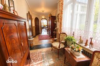 Bent u op zoek naar een zeer <strong>ruim appartement met karakter op wandelstand Broeltorens en de Grote Markt te Kortrijk? </strong><br />Dan is dit appartement beslist het ontdekken waard. De authentieke inrichting, royale kamers en grote raampartijen zorgen voor een warme woonbeleving. Dankzij de centrale ligging geniet u bovendien van het comfort van winkels en voorzieningen in de onmiddellijke omgeving.<br />Bij het binnenkomen valt meteen de <strong>ruime inkom- en nachthal</strong> op, afgewerkt met karaktervolle boogdeuren en een verzorgde tegelvloer. Van hieruit worden de verschillende ruimtes praktisch met elkaar verbonden.<br /><br />De woning beschikt over een <strong>bijzonder ruime woon- en eetkamer</strong>. De grote raampartijen zorgen hier voor veel natuurlijk licht. De zithoek met haard vormt een gezellig geheel, terwijl het aansluitende eetgedeelte voldoende ruimte biedt voor een grote eettafel.<br />De <strong>afzonderlijke keuken</strong> is voorzien van kastruimte, werkblad en een praktische ontbijthoek. Vanuit de keuken is er toegang tot een <strong>klein terras</strong>, ideaal voor keukenafval en een fijne extra buitenruimte midden in de stad.<br /><br />Verder beschikt het appartement over 2 <strong>ruime slaapkamers</strong>, ingericht met een volwaardig dubbel bed en heel wat kastruimte.<br />De badkamer is uitgerust met een <strong>ligbad, lavabomeubel met spiegelkast en handdoekradiator</strong>. Daarnaast is er een afzonderlijke praktische ruimte voor <strong>wasmachine en droogkast</strong>.<br />Achteraan het appartement bevindt zich een langgerekt terras.<br /><br />Een interessant appartement voor wie vooral <strong>ruimte, karakter en een centrale ligging</strong> belangrijk vindt en de woning verder naar eigen smaak wil inrichten. Het grote voordeel is Label C - energiezuinig. <br /><strong>Benieuwd naar de mogelijkheden van dit ruime appartement? Neem gerust contact met ons op voor meer informatie of om een bezoek in te plannen.</strong>