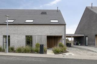 Cette spacieuse maison de 3 chambres allie confort et durabilité : 10 panneaux solaires (415 W chacun), un système de ventilation D pour une qualité de l'air optimale et un abri d'auto. Situé sur un terrain de 483 m², à distance de marche d'une boulangerie, d'une boucherie et d'une pharmacie. Parfait pour ceux qui veulent vivre au calme avec toutes les commodités à proximité.EPB sur demandePlanifiez rapidement votre visite via Dewaele.com !Vous pouvez consulter les conditions générales de Dewaele DIY sur dewaele.com.