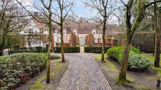 Op een absolute toplocatie in het prestigieuze Kapellenbos, aan de Franselei 55, bevindt zich deze uitzonderlijke villa in kasteelhoevestijl op...